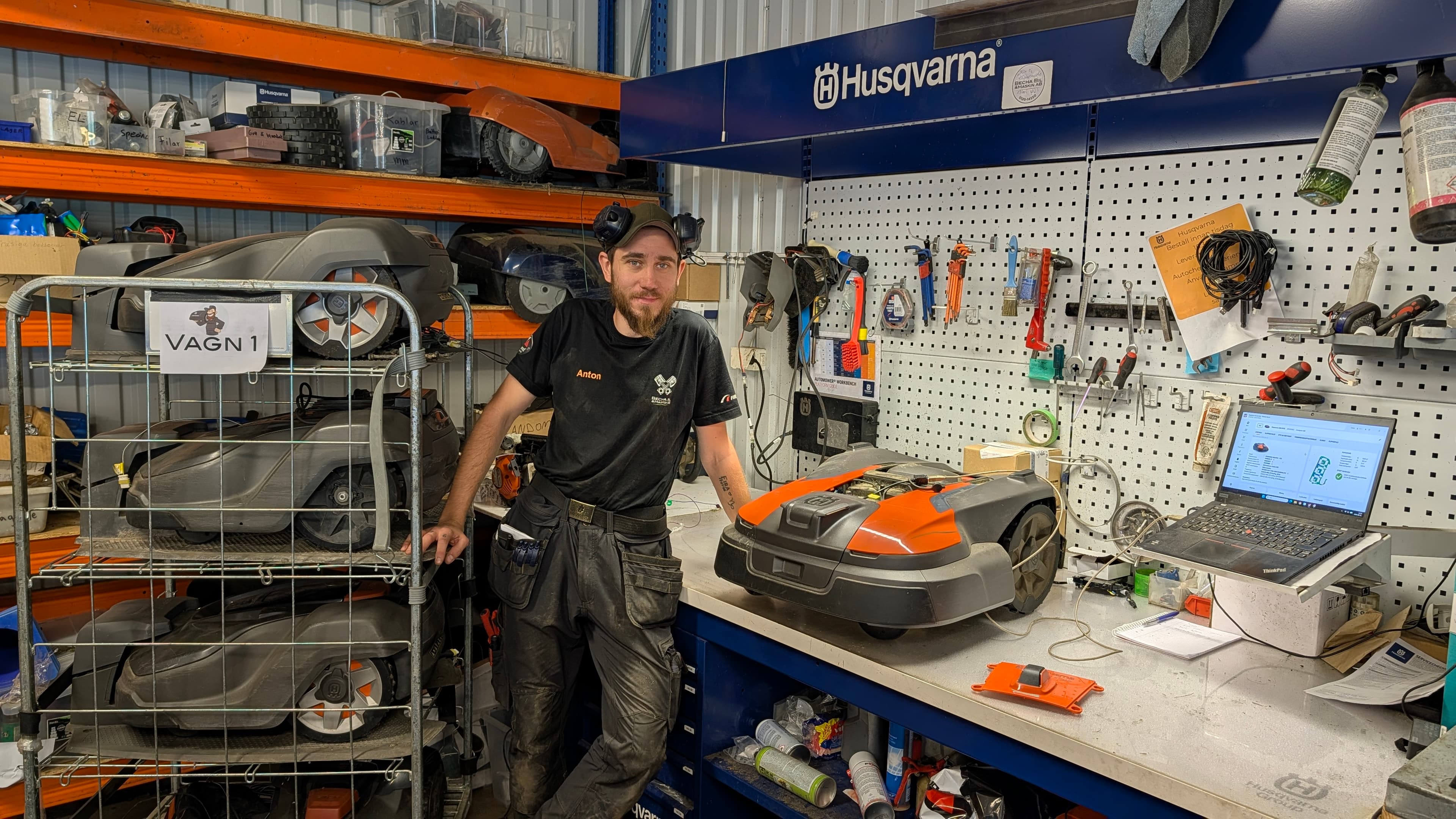 Anton i Automower-verkstaden hos BechaBil & Maskin